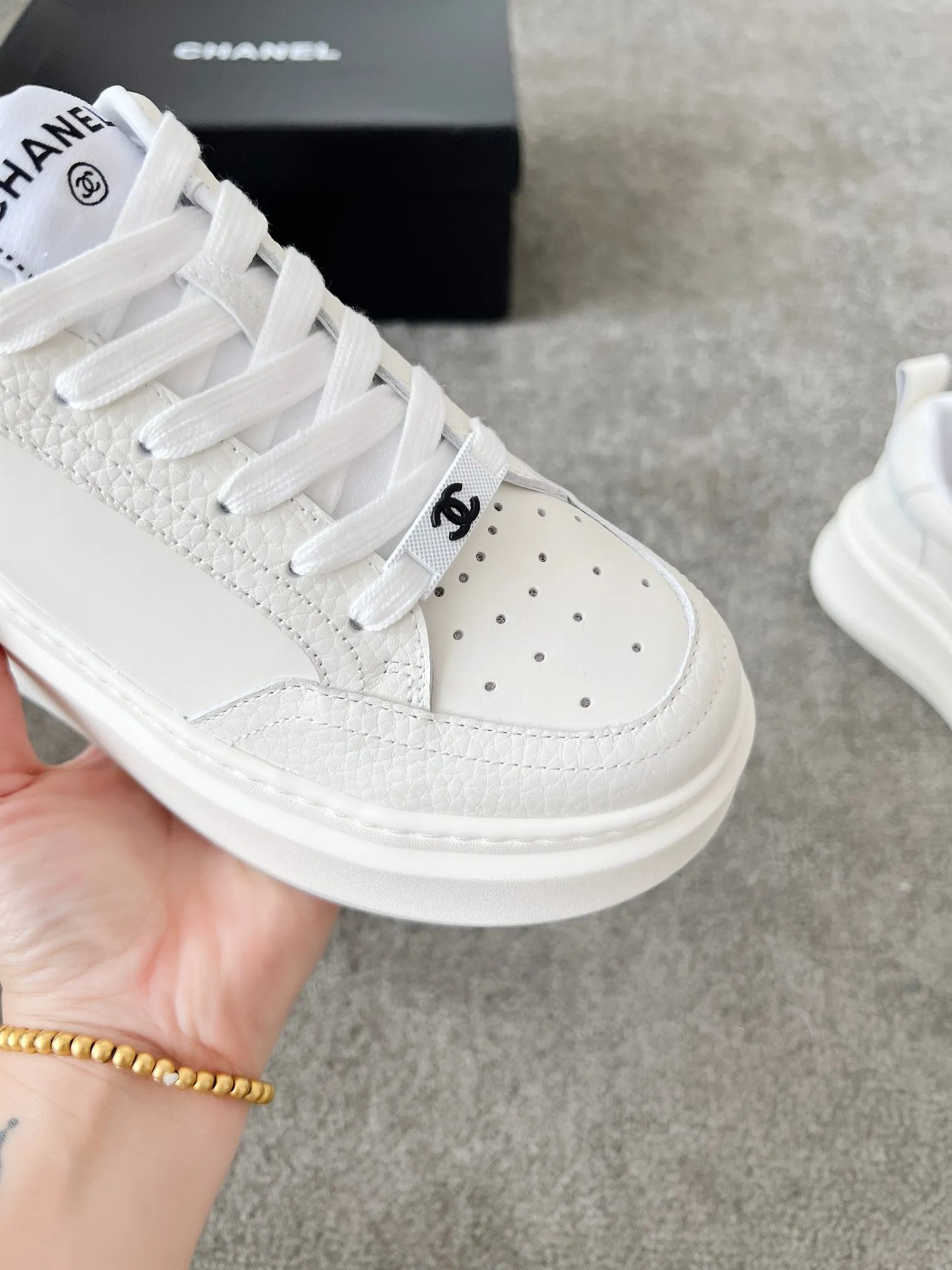 👟👟Ex-factory price 540👟👟 Super popular Chanel Chanel 2025 new casual sports shoes and sneakers. Hard to find in the counter. Super beautiful color. Very versatile. Super comfortable. Full of small fragrance. Classic, durable and versatile. The upper is made of spliced materials. Genuine cowhide, sheepskin lining, original pU+Tpa sole, good resilience. Wear light, white, white and black, white and pink code number: 35-40
